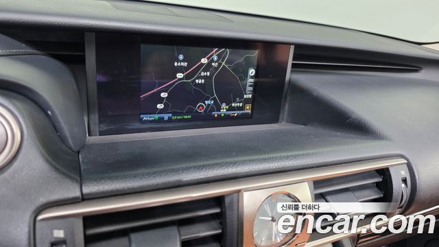 Lexus IS 2017 — photo 20