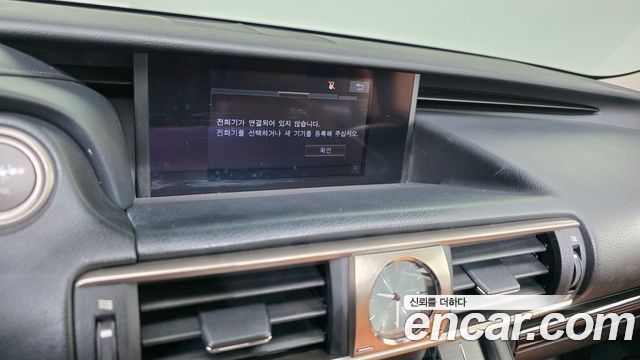 Lexus IS 2017 — photo 21