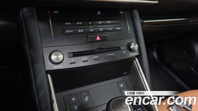 Lexus IS 2017 — photo 22