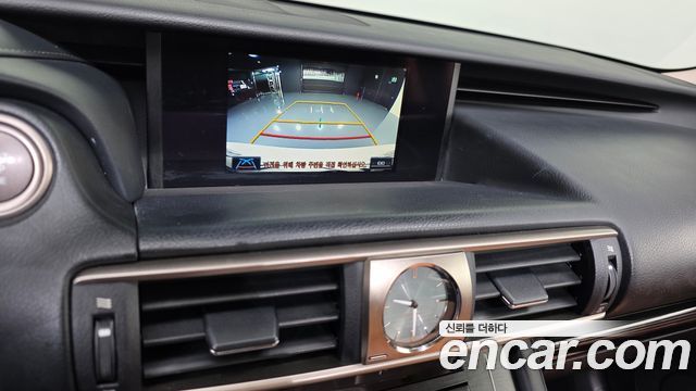 Lexus IS 2017 — photo 23