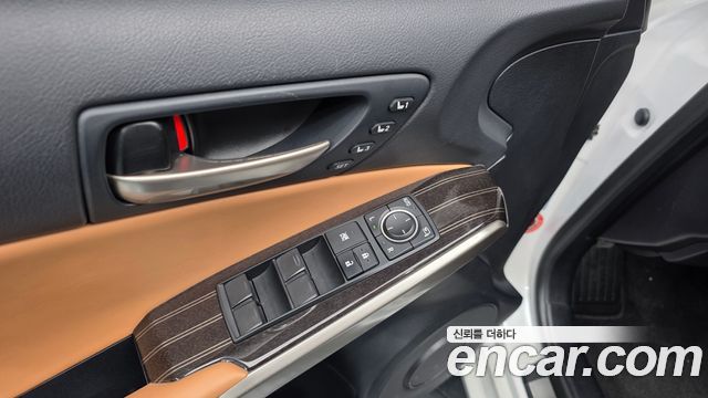 Lexus IS 2017 — photo 26