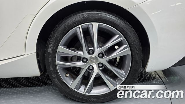Lexus IS 2017 — photo 7