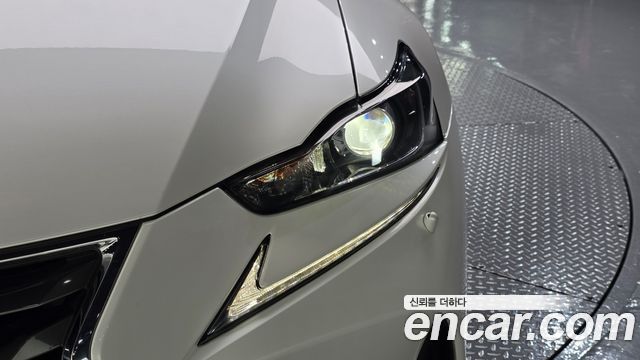 Lexus IS 2017 — photo 8