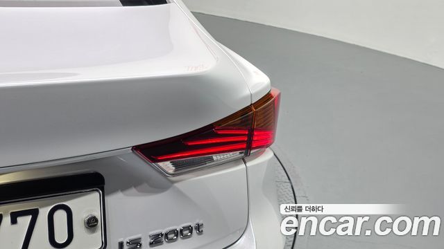 Lexus IS 2017 — photo 9