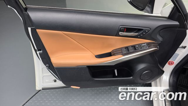 Lexus IS 2017 — photo 14
