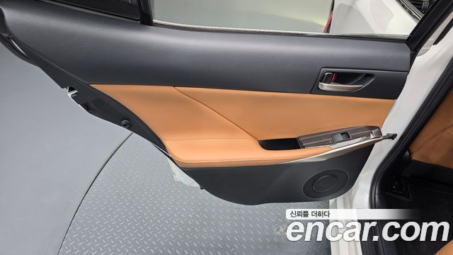 Lexus IS 2017 — photo 15