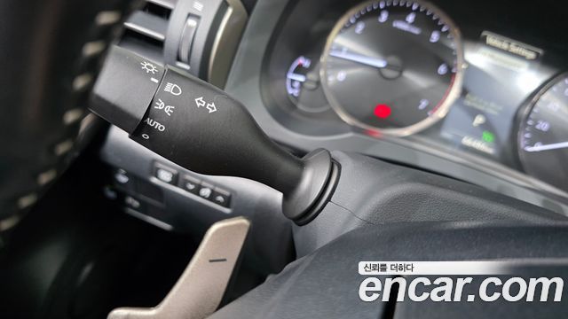 Lexus IS 2017 — photo 29