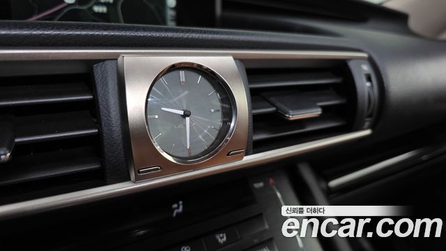 Lexus IS 2017 — photo 30