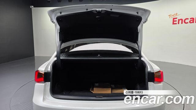 Lexus IS 2017 — photo 33