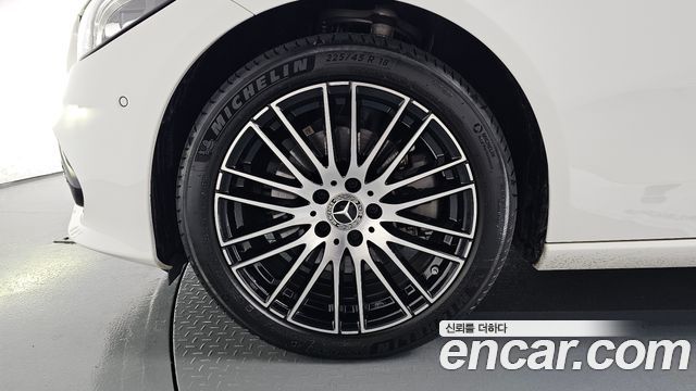 Mercedes-Benz C-Class 2025 — photo 5