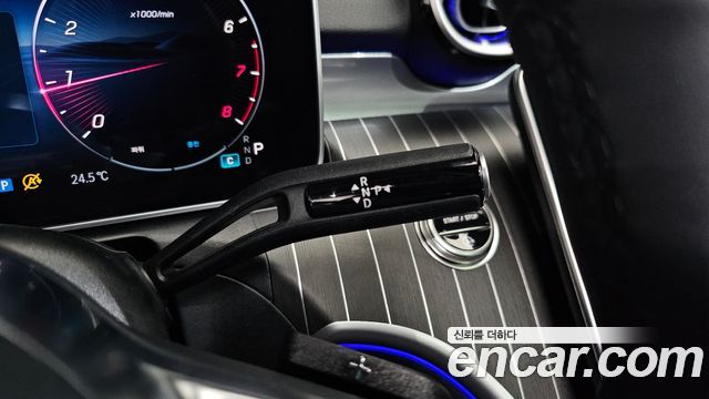 Mercedes-Benz C-Class 2025 — photo 12