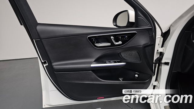 Mercedes-Benz C-Class 2025 — photo 14