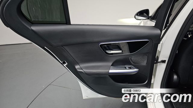 Mercedes-Benz C-Class 2025 — photo 15