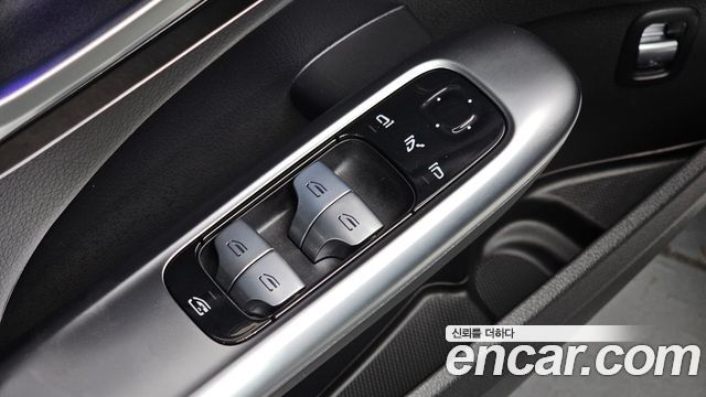 Mercedes-Benz C-Class 2025 — photo 28