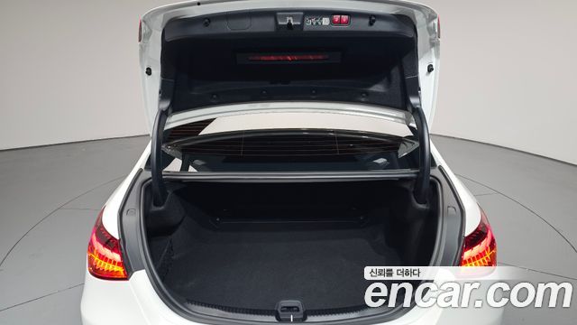 Mercedes-Benz C-Class 2025 — photo 31