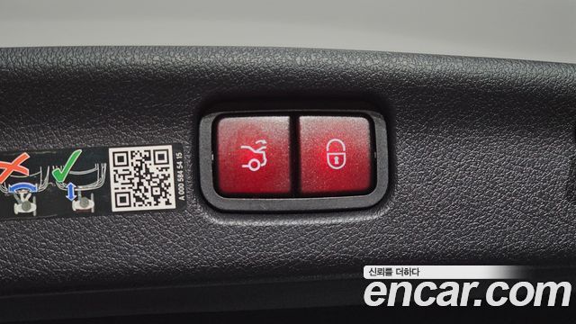Mercedes-Benz C-Class 2025 — photo 32