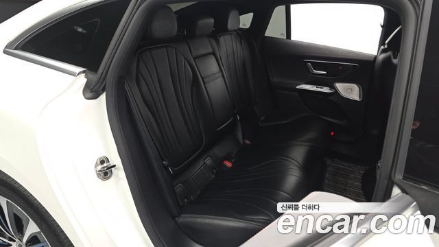 Mercedes-Benz EQE 2023 — photo 18