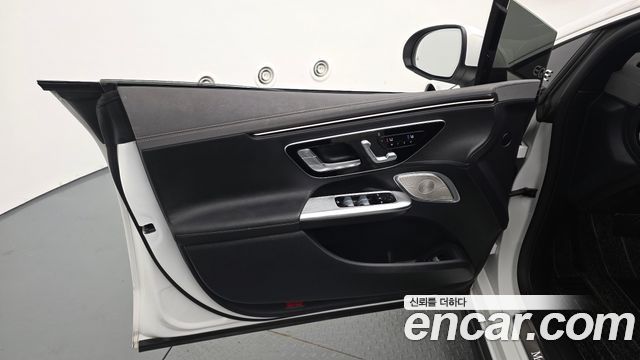 Mercedes-Benz EQE 2023 — photo 14