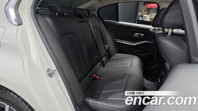 BMW 3-Series 2019 — photo 18