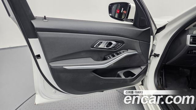 BMW 3-Series 2019 — photo 14