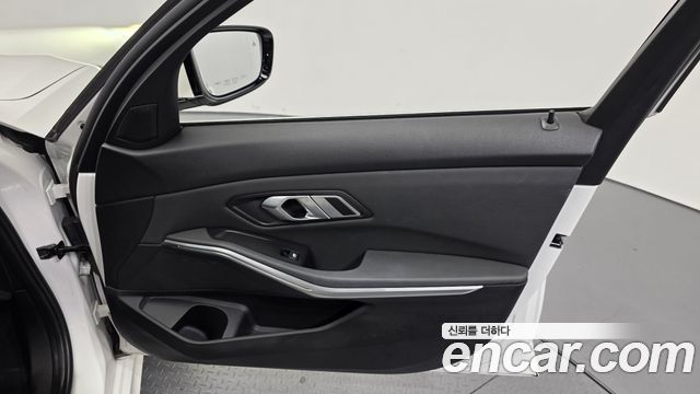 BMW 3-Series 2019 — photo 15