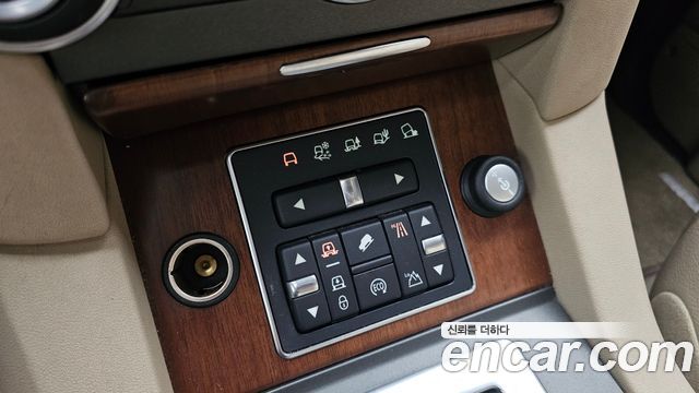Land Rover Discovery 2016 — photo 25