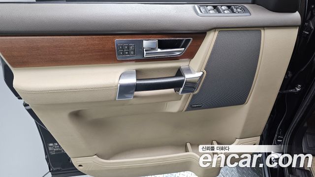Land Rover Discovery 2016 — photo 13