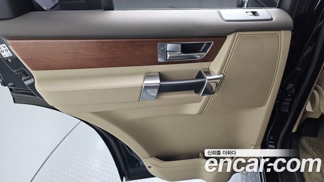 Land Rover Discovery 2016 — photo 14