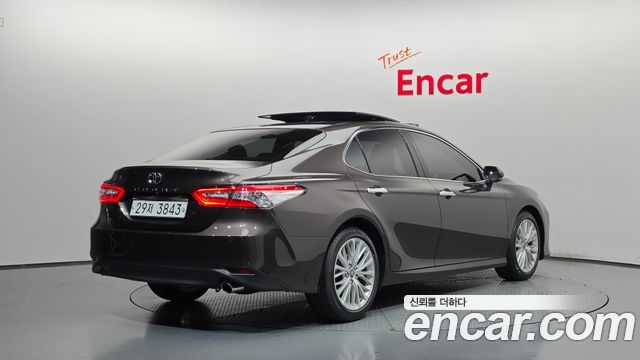 Toyota Camry 2019 — photo 2