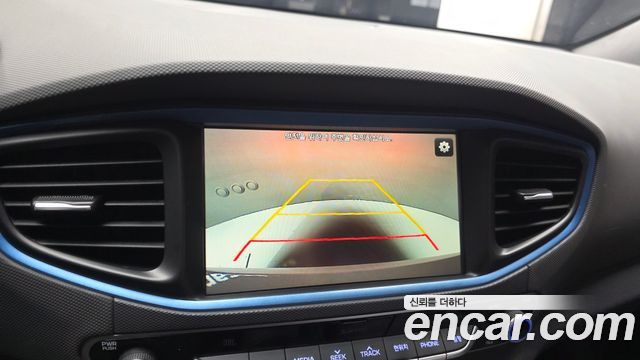Hyundai Ioniq 2016 — photo 16