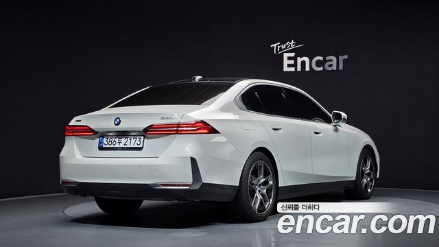 BMW 5-Series 2024 — photo 2