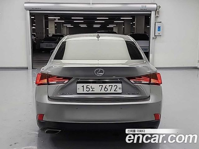 Lexus IS 2018 — photo 3