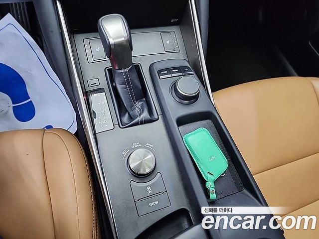 Lexus IS 2018 — photo 8