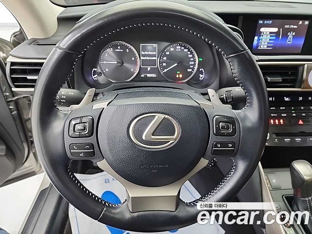 Lexus IS 2018 — photo 9