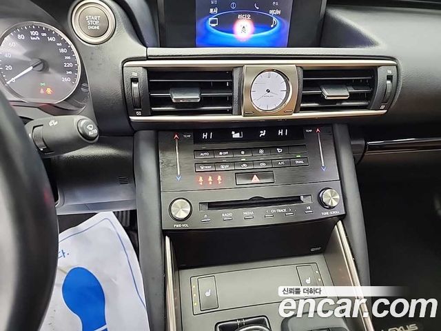 Lexus IS 2018 — photo 10