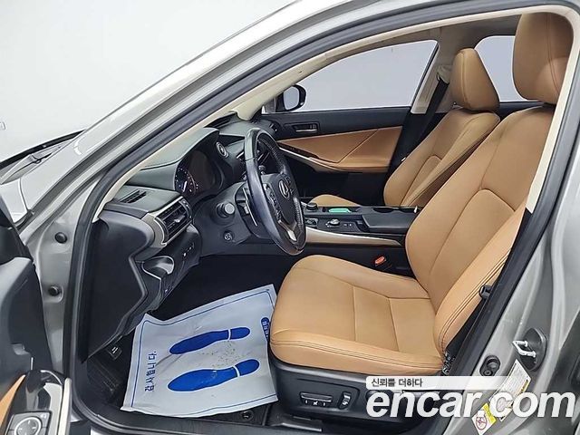 Lexus IS 2018 — photo 11