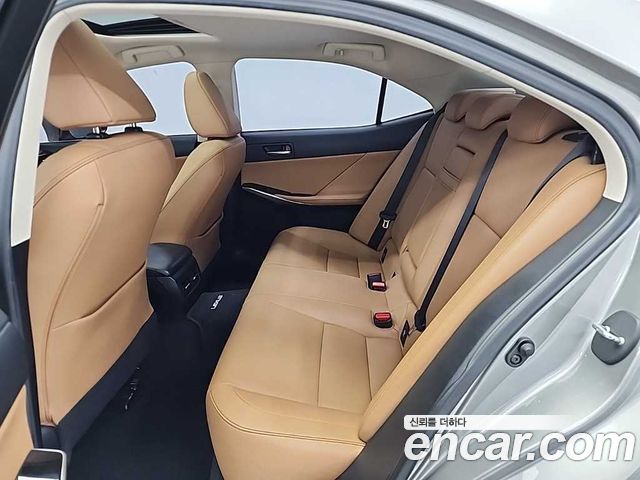 Lexus IS 2018 — photo 12