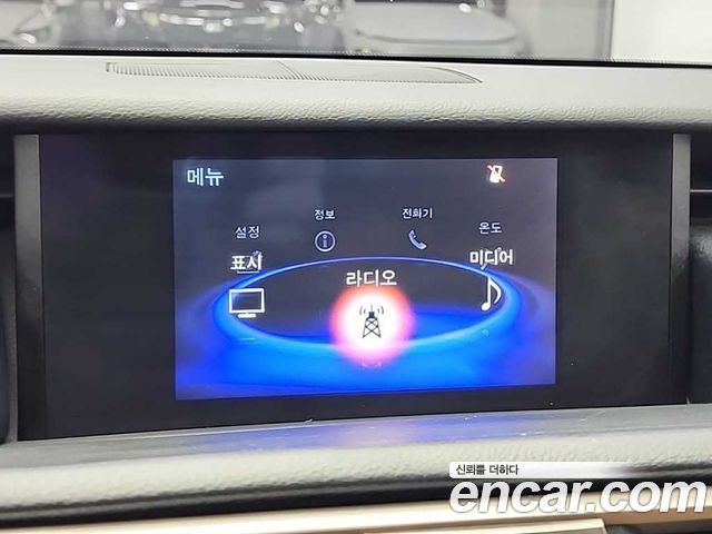 Lexus IS 2018 — photo 14