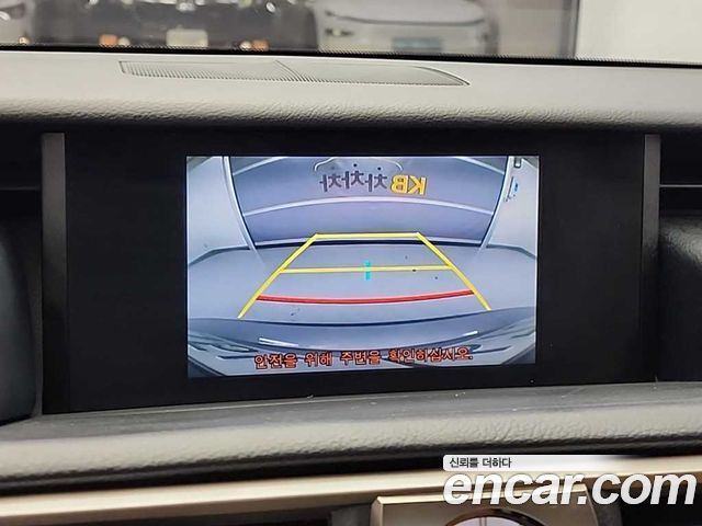 Lexus IS 2018 — photo 15