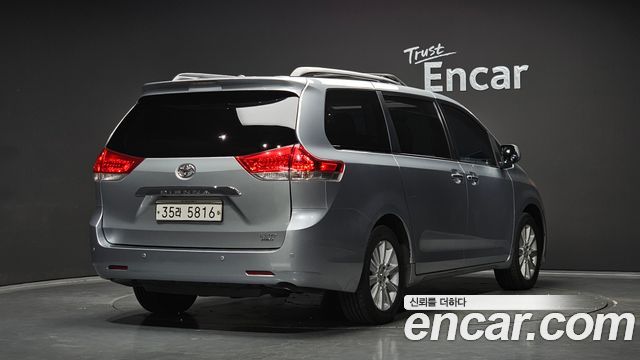 Toyota Sienna 2014 — photo 2