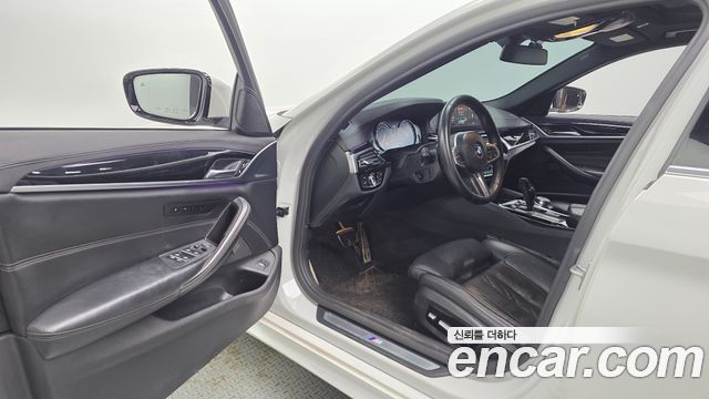 BMW 5-Series 2018 — photo 13