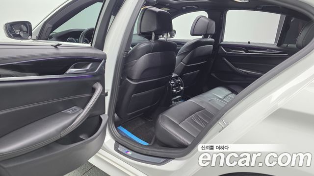 BMW 5-Series 2018 — photo 18
