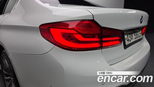BMW 5-Series 2018 — photo 9