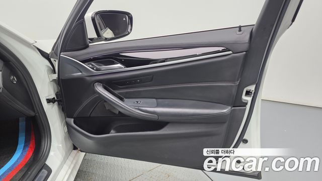 BMW 5-Series 2018 — photo 14
