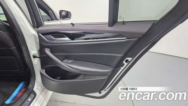 BMW 5-Series 2018 — photo 15