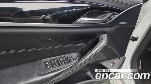 BMW 5-Series 2018 — photo 29