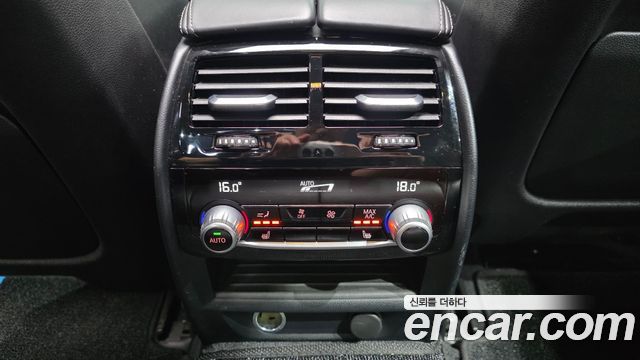 BMW 5-Series 2018 — photo 30