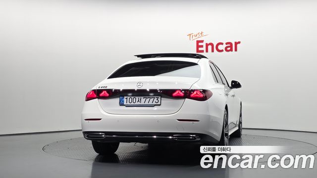 Mercedes-Benz E-Class 2025 — photo 4