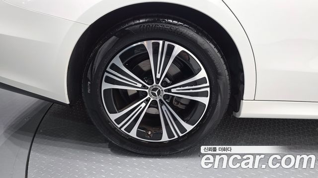 Mercedes-Benz E-Class 2025 — photo 5