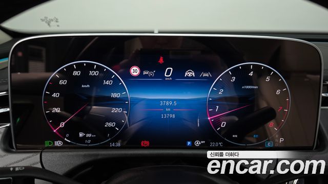 Mercedes-Benz E-Class 2025 — photo 8